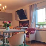 Złoty Trakt I Rowery Hotel apartamentowy *